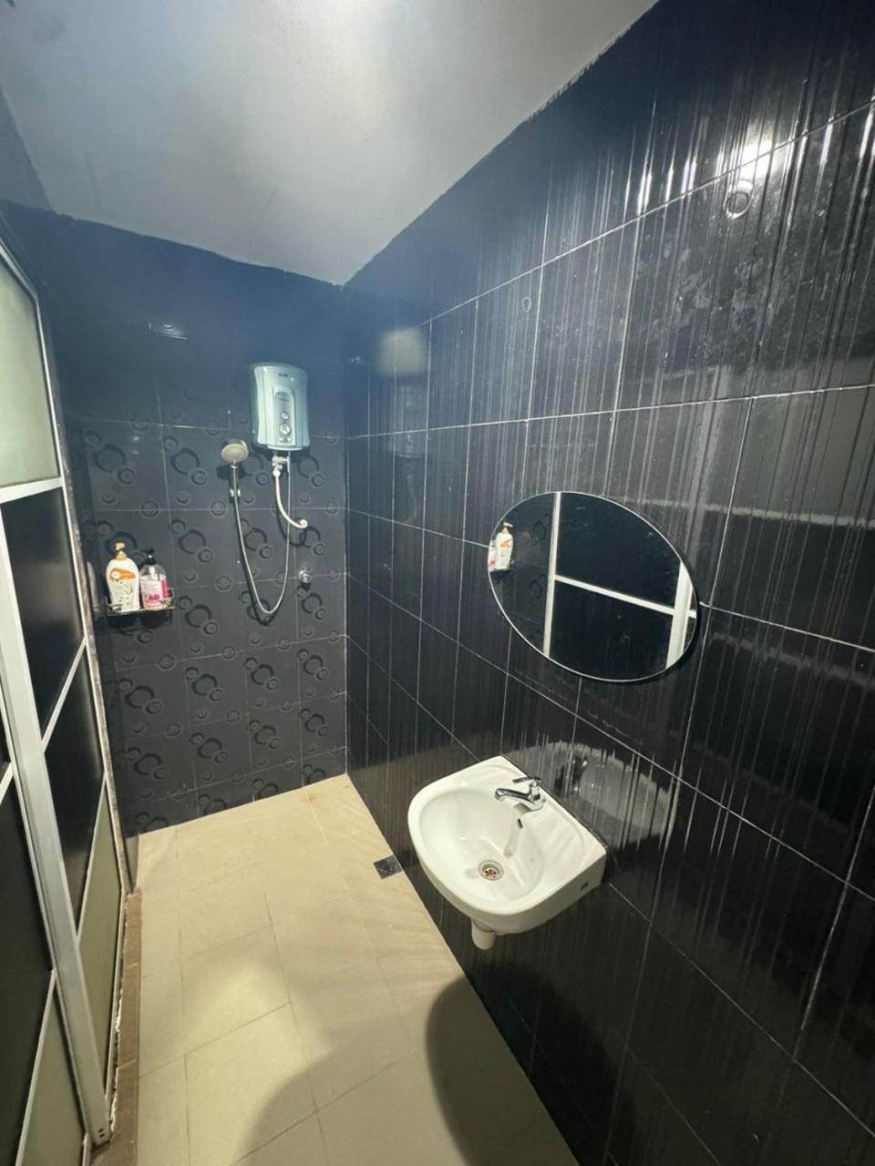 Momo Guest House Kuala Terengganu Bagian luar foto